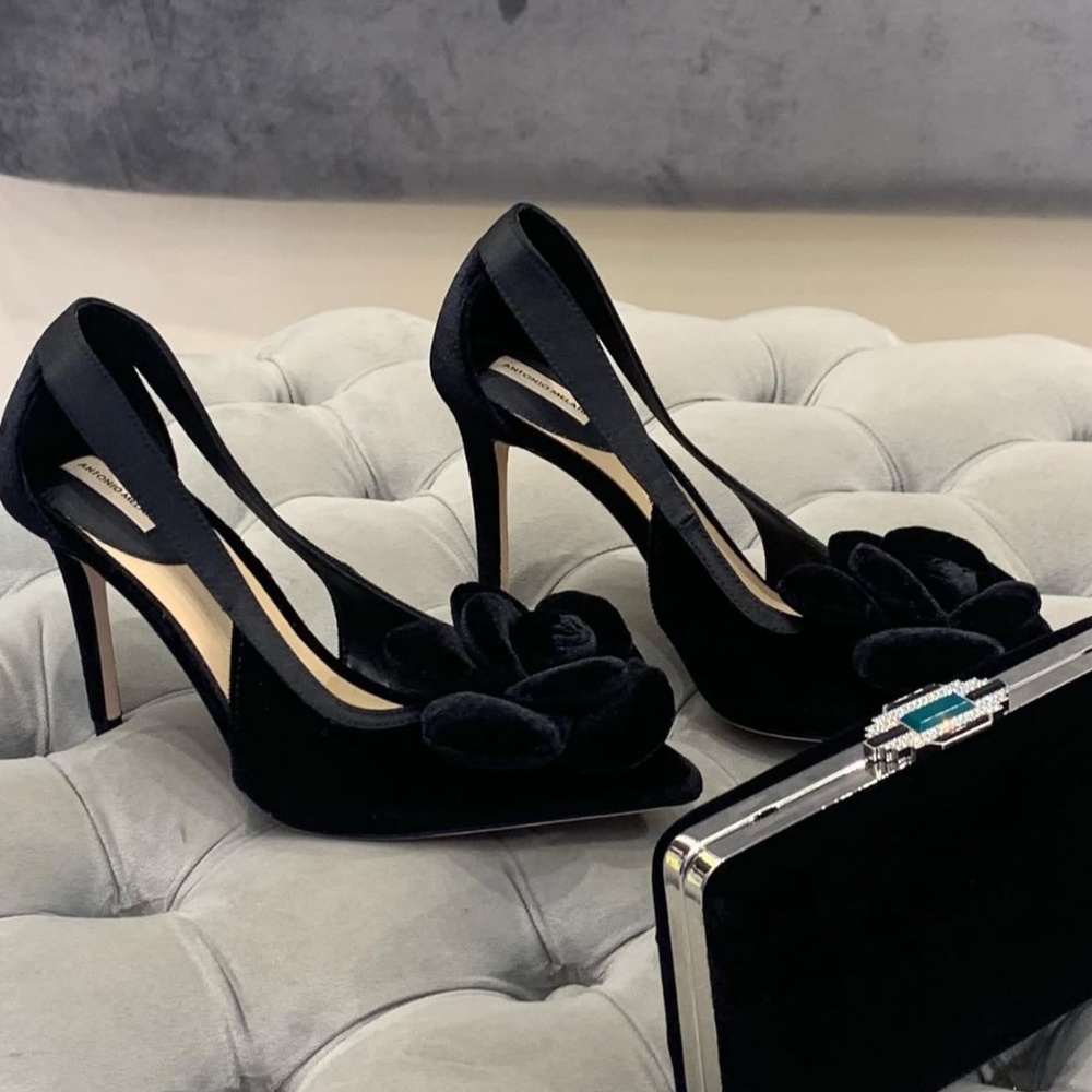 NWT Antonio Melani Ester Velvet Flower Heel Pumps Sz 6,5 (no original box) - Picture 2 of 2